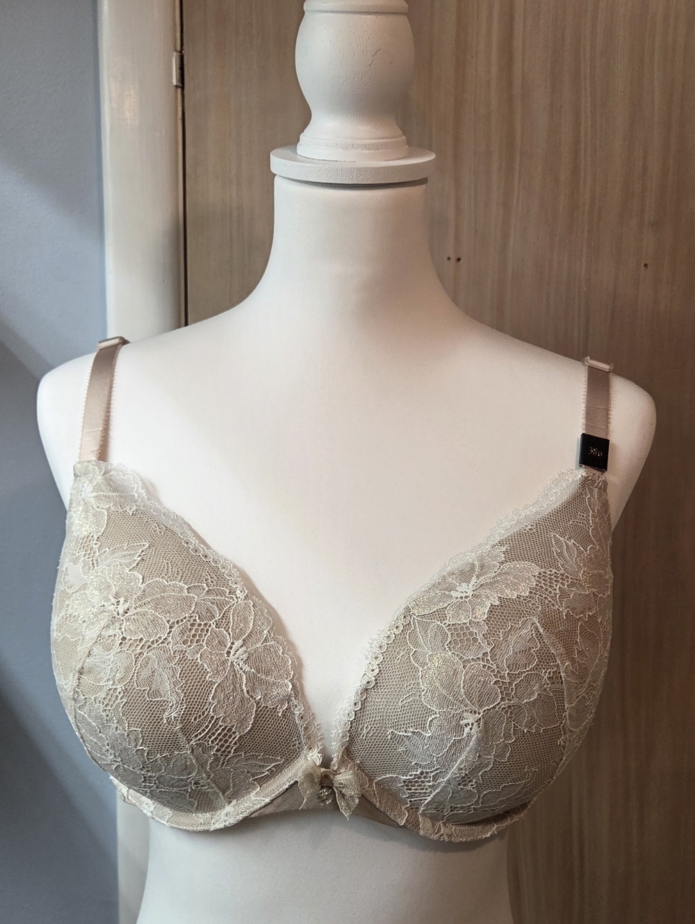 Victoria's Secret Dream Angels Lace Push-Up Bra in Beige ‐ 38D NWT - Picture 2 of 6